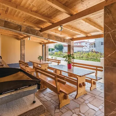 Three-bedroom In Apartman