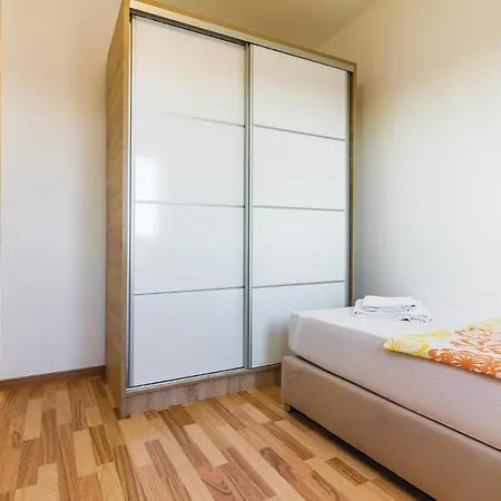 Three-bedroom In Apartman Medulin
